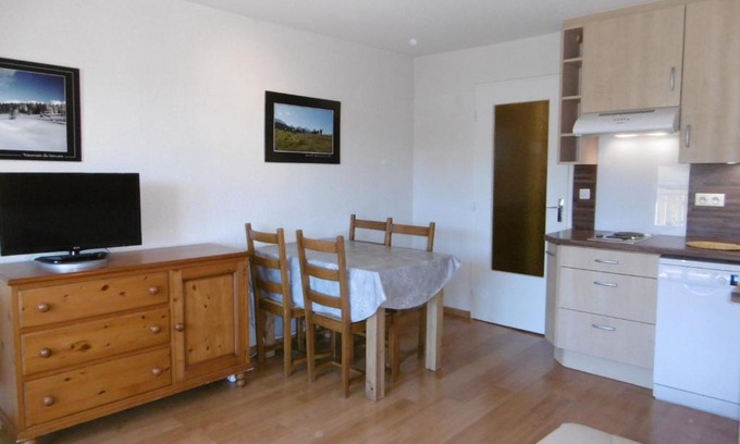 Correncon-en-Vercors Apartment | Cozy Studio Cabin with Mountain Views & Private Balcony