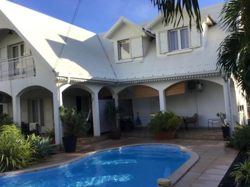 Sainte-Clotilde Centre Apartment | Cozy Studio with Pool and Ocean View in Scenic Villa