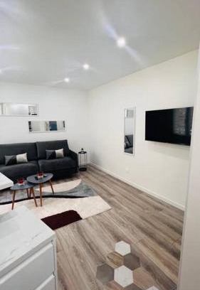Combat Apartment | Cozy Studio at Buttes-Chaumont - 4-Star with Family Comfort