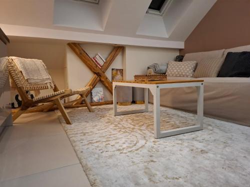 Oye-et-Pallet Apartment | Cozy Studio with Excellent Guest Rating of 9.2/10