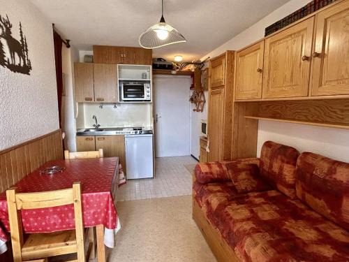 Eclose-Est Apartment | Cozy Studio for 4 with Balcony in Alpe d'Huez