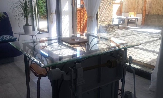 Bas-Vernet Apartment | Discover Studio D'aqui et D'ailleurs: Family-Friendly Retreat