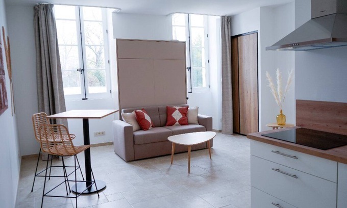 Villeneuve-les-Avignon Apartment | Charming Studio for Two Near Palais des Papes, Villeneuve