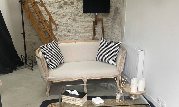 Vergeze Apartment | Discover Studio d Inès: Family and Pet-Friendly Retreat