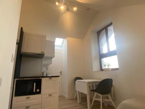 Bonnelles Apartment | Cozy Studio in the Castle Stables - Family Friendly Retreat