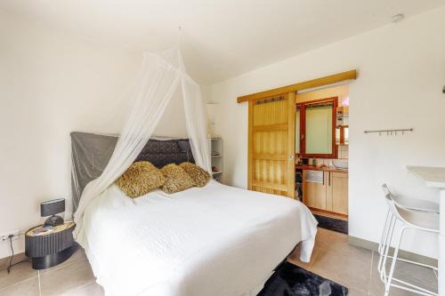 Blesignac Apartment | Cozy Studio in the Woods: Family-Friendly with Breakfast