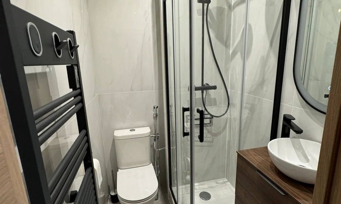 Neuilly-sur-Seine Apartment | Cozy Studio de Charme Parisien with Spa and Breakfast