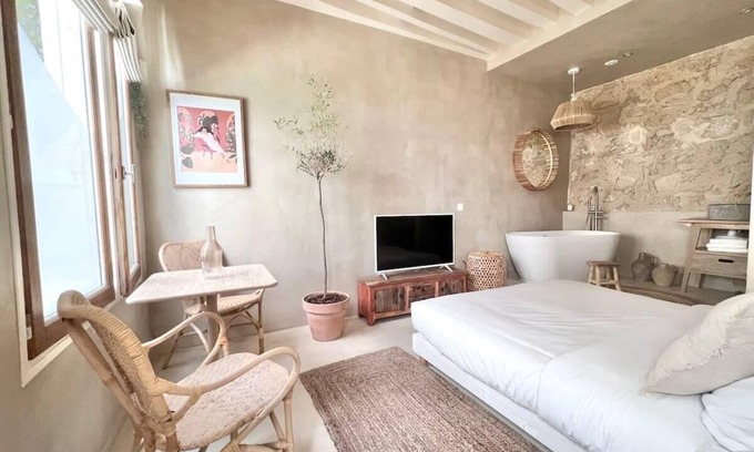Croulebarbe Apartment | Romantic Studio Escape: Guest Rated 10/10 with Kitchen