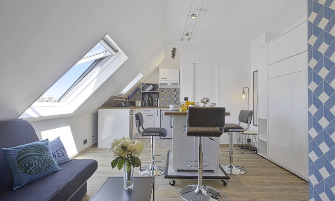 Biarritz City Centre Apartment | Modern Oceanfront Studio with Spa & Exceptional Views