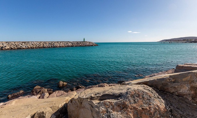 Castillo de Sabinillas Apartment | Seaside Studio Delfin Duquesa: 10/10 Rating & Pet Friendly