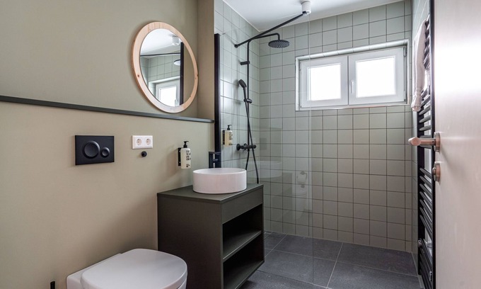 Saig Apartment | Cozy Studio Deluxe: Ideal for Families, Breakfast Included