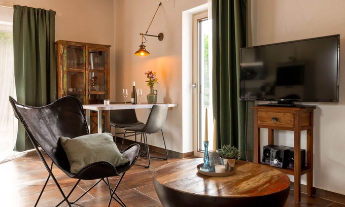 Rachtig Apartment | Stylish Studio with Shower & Balcony at Rochter Nest