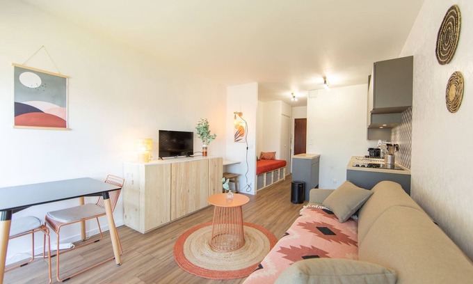 Andernos-les-Bains Apartment | Oceanfront Studio Du Port: Pool, Views & 9.6/10 Rating