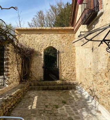 Bonnelles House | Inviting Studio Duplex with Spa and Private Courtyard