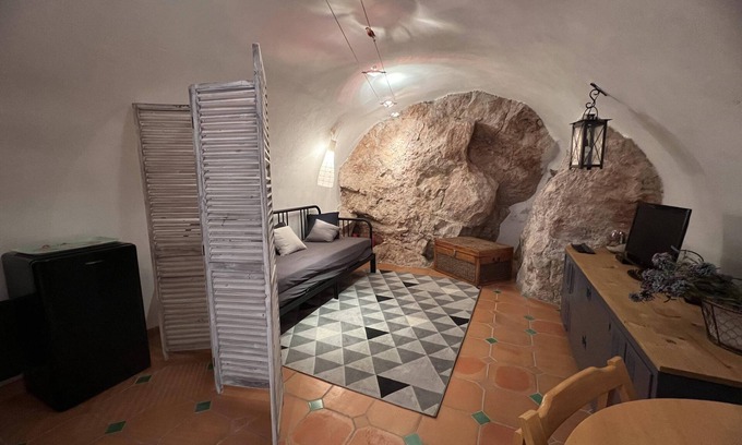 Bauduen Apartment | Cozy Studio en Voûte with Kitchen & Family-Friendly Amenities