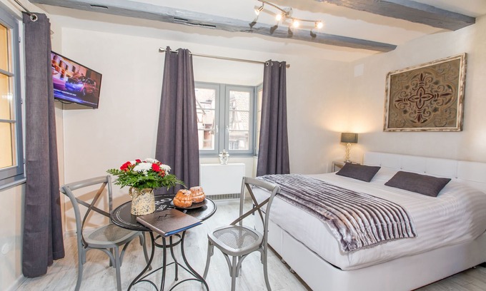 Old Town Apartment | Guest Rated 10/10: Studio-Ensuite with Breakfast and Kitchen