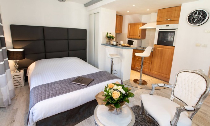 Old Town Apartment | Cozy Studio-Ensuite with Shower & Kitchen Amenities