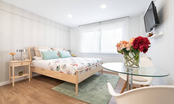 Santiago de Compostela Apartment | Cozy Studio by the Cathedral: Free WIFI & Lake Views