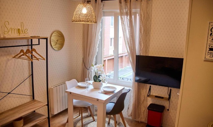 Sainte-Anne - Faubourg Noyon Apartment | Cozy Studio Exotic Near Gare with WiFi and Netflix