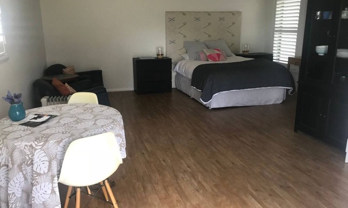 Cabonne Shire Council House | Guest Rated 9.8: Studio Farm Guest House with Kitchen