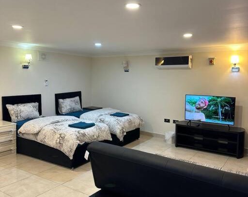 Redbridge Apartment | Cozy Studio Flat Gants Hill with Free Parking & Breakfast