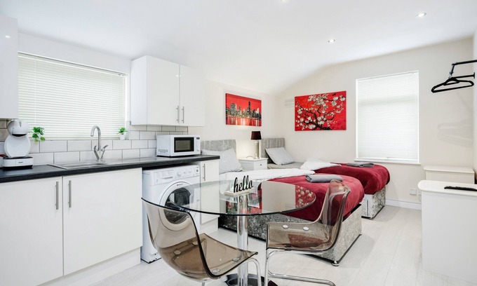 Bedford Apartment | Cozy Studio Flat in Bedford near Hospital & Transport