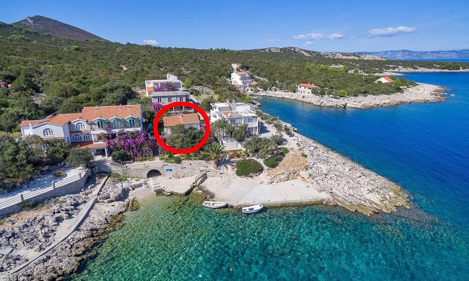 Pokrivenik Apartment | Cozy Studio Flat Steps from Beach Cove Pokrivenik, Hvar
