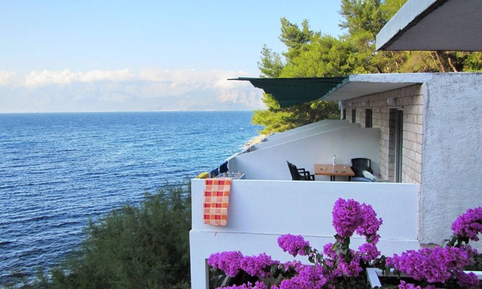 Bogomolje Apartment | Cozy Studio Flat by the Beach in Hvar with Ocean Views