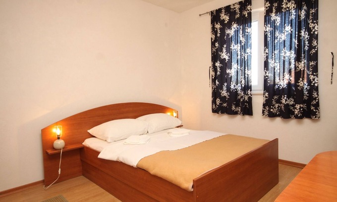 Banj Apartment | Charming Studio Flat Steps from Banj Beach, Pašman