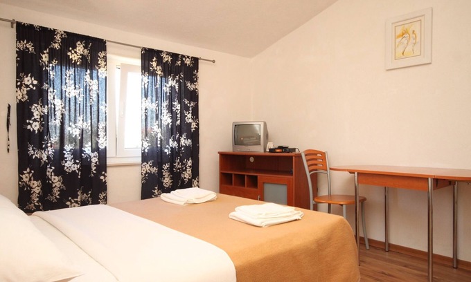 Banj Apartment | Ocean View Studio Flat Steps from Banj Beach, Pašman