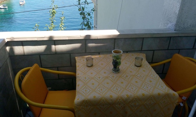 Racisce Apartment | Cozy Studio Flat Steps from Račišće Beach, Korčula