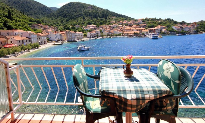 Racisce Apartment | Cozy Studio Flat Steps from Račišće Beach, Korčula