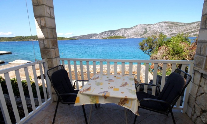 Kneza Apartment | Cozy Studio Flat Steps from Beach in Kneža, Korčula