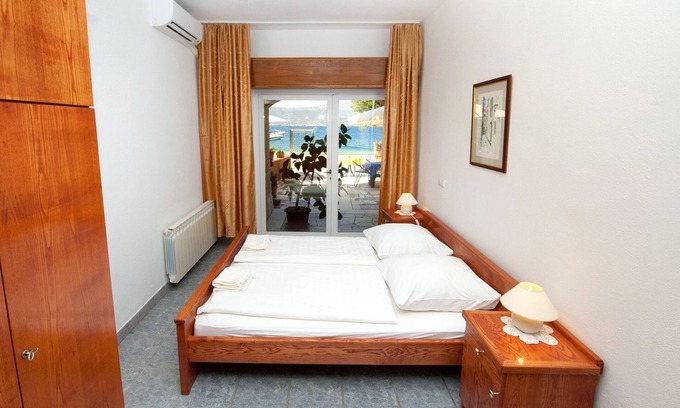 Slatine Apartment | Premier Studio Flat with Ocean View Near Slatine Beach
