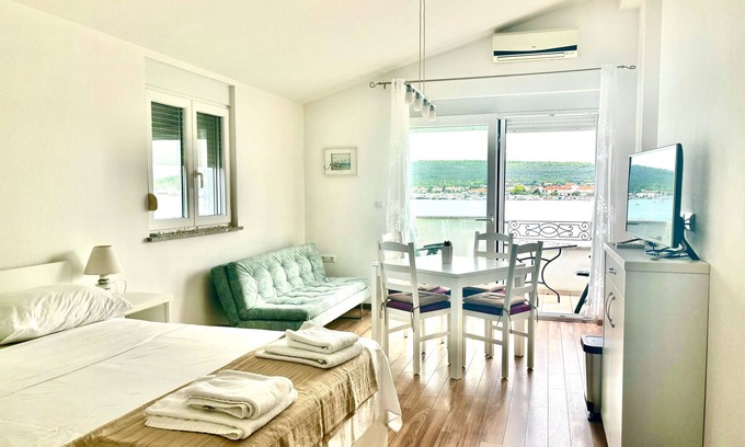 Sukosan Apartment | Beachside Studio Flat in Sukošan, Zadar with Ocean View