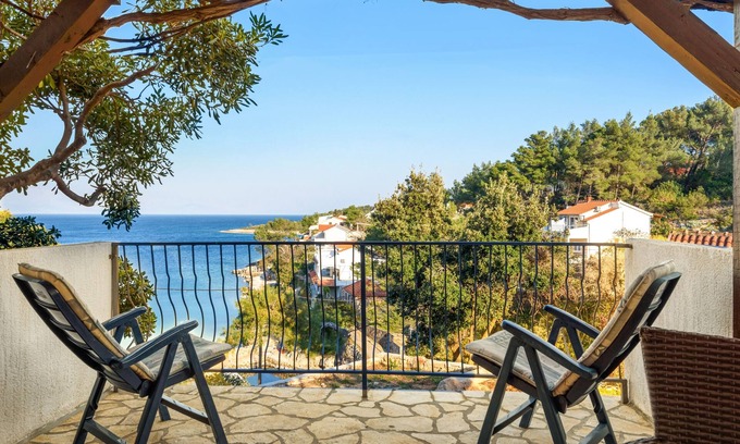 Cove Basina (Jelsa) Apartment | Cozy Studio Flat by the Beach in Basina, Hvar - Rated 9.4