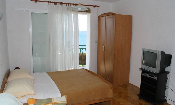 Igrane Apartment | Beachside Studio Flat in Igrane with Ocean View & Amenities