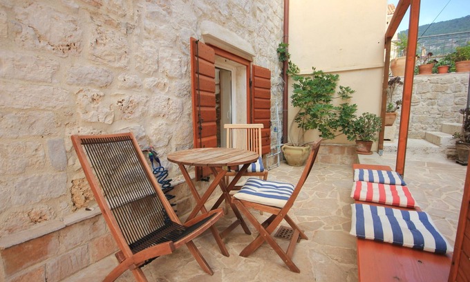 Komiza Apartment | Beachside Studio Flat in Komiža with Ocean View Amenities