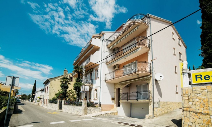 Selce Apartment | Perfect Studio Flat with Ocean View Near Selce Beach