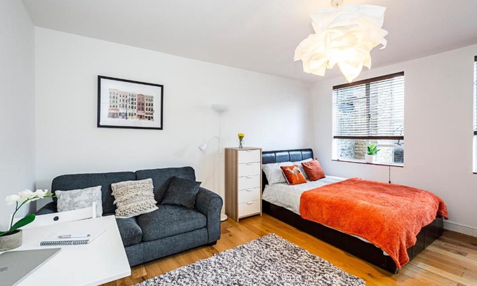 Warwick Apartment | Cozy Studio Flat Steps from Victoria Station