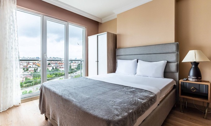 Atasehir Apartment | Modern Studio Flat with City View near Emaar Square