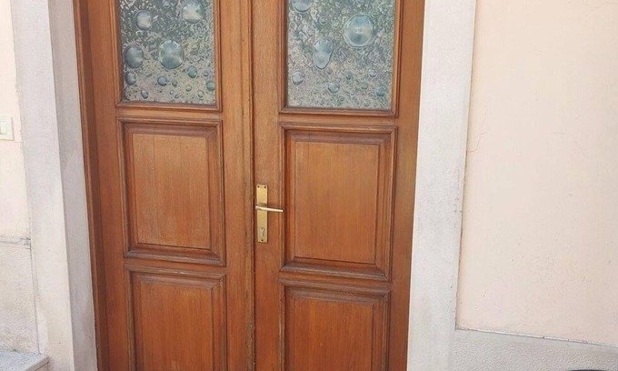 Cres Apartment | Oceanfront Studio Flat with Air Conditioning in Cres