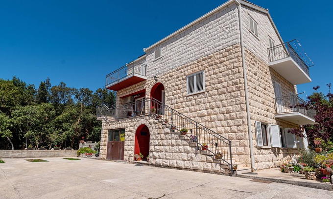 Mali Ston Apartment | Pet-Friendly Studio Flat with Ocean View in Mali Ston