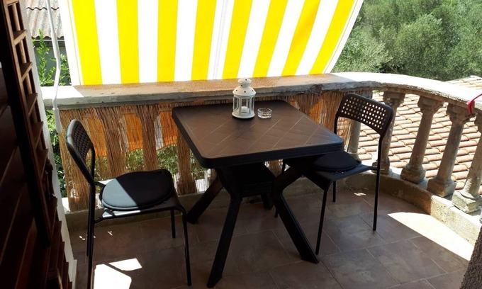 Zdrelac Apartment | Oceanfront Studio Flat with Balcony in Ždrelac, Pašman