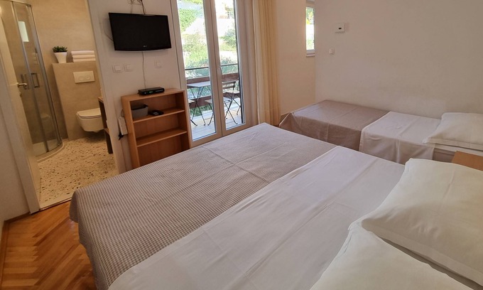 Duce Apartment | Oceanfront Studio Flat with Balcony in Duće, Omiš