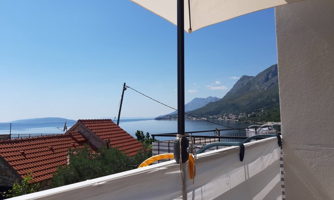 Gradac Apartment | Seaside Studio Flat with Balcony and 10/10 Guest Rating