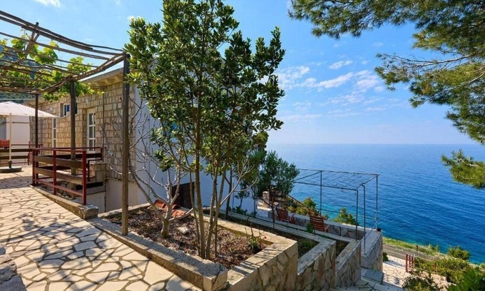 Mljet Apartment | Sea View Studio Flat with Balcony in Cove Sutmiholjska