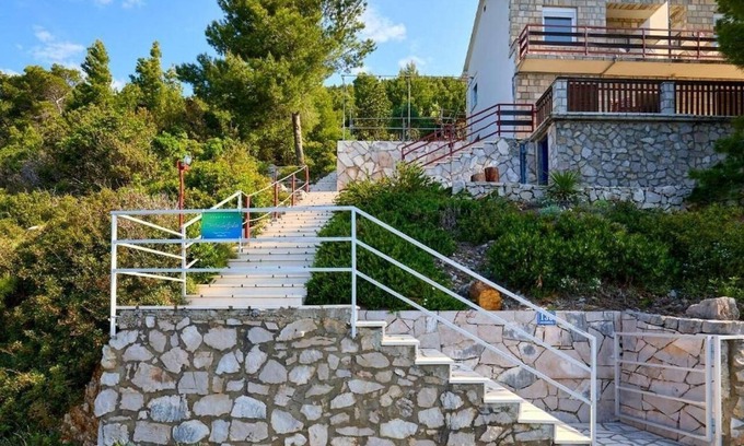 Mljet Apartment | Cozy Studio Flat with Balcony & Ocean View in Mljet