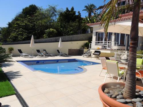 Santa Maria Maior Apartment | Cozy Studio Flat with Pool & Oceanfront Views
