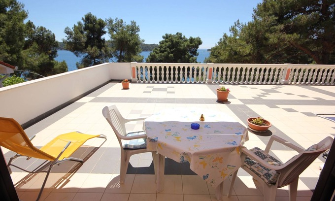 Cove Murtar Apartment | Cozy Studio Flat with Ocean View near Mali Lošinj Beach